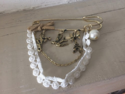 Broche fantaisie à breloques et perles blanches