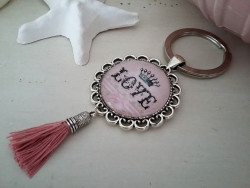 Porte clés vintage au "Love" couronné et pompon vieux rose