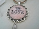 Porte clés vintage au "Love" couronné et pompon vieux rose