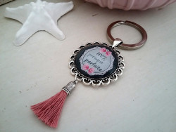 Porte-clés vintage "100% presque parfaite" et pompon vieux rose
