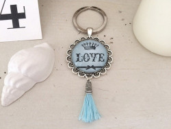 Porte clés vintage rond au Love couronné et pompon bleu