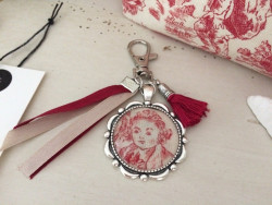 Bijou de sac rétro toile de Jouy, rubans et pompon bordeaux