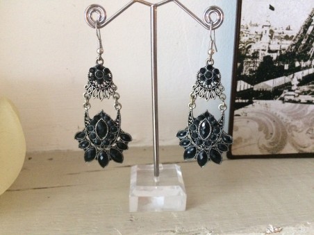 Boucles d'oreilles vintage pendant perles noires