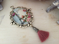 Pendentif vintage Tour Eiffel et pompon vieux rose