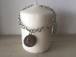 Bracelet fantaisie orné de pièces de monnaies