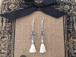 Boucles d'oreilles Tour Eiffel et pompon beige