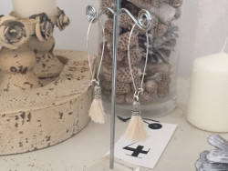 Boucles d'oreilles dormeuses au pompon blanc
