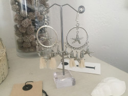 Boucles d'oreilles étoiles de mer et pompons blancs