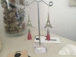Boucles d'oreilles à breloque Tour Eiffel et pompon vieux rose