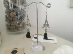 Boucles d'oreilles à breloque Tour Eiffel et pompon noir