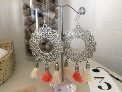 Boucles d'oreilles ethniques aux pompons blancs et abricot