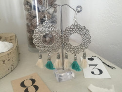 Boucles d'oreilles ethniques aux pompons blancs et bleu turquoise