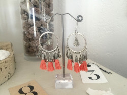 Boucles d'oreilles mini créoles aux pompons couleur abricot