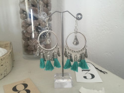 Boucles d'oreilles mini créoles aux pompons bleus turquoise