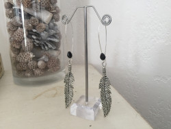 Boucles d'oreilles dormeuses aux feuilles métal