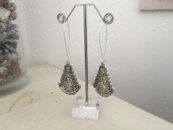 Boucles d'oreilles dormeuses au médaillon à la vierge