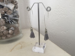 Boucles d'oreilles dormeuses au pompon gris
