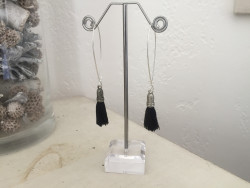 Boucles d'oreilles dormeuses au pompon noir