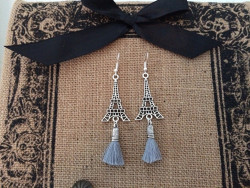 Boucles d'oreilles à breloque Tour Eiffel et pompon gris