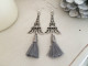 Boucles d'oreilles à breloque Tour Eiffel et pompon gris