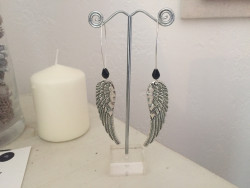 Boucles d'oreilles dormeuses ailes d'ange et perle noire
