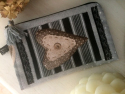 Pochette de sac vintage coeur et pompon en laine grise