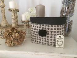 Vide poche en tissu beige et noir rehaussé d'un pompon fait main