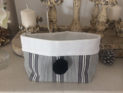 Vide poche en tissu rayé rehaussé d'un pompon fait main