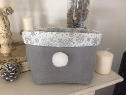 Vide poche en tissu gris rehaussé d'un pompon fait main