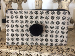 Pochette de sac aus flocons et pompon noir