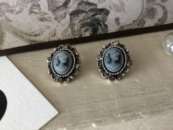 Boucles d'oreilles puce façon camée gris