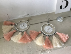 Boucles d'oreilles bohème chic aux pompons blancs et abricot