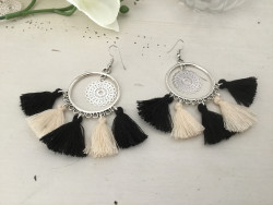 Boucles d'oreilles bohème aux pompons noirs et beiges