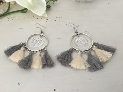 Boucles d'oreilles bohème aux pompons griss et beiges