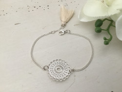 Bracelet motif dentelle au pompon beige