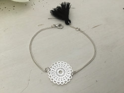 Bracelet motif dentelle au pompon noir