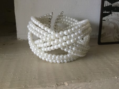 Bracelet fantaisies au perles blanches