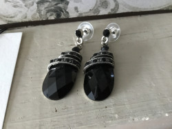 Boucles d'oreilles pendante perles ovales noires