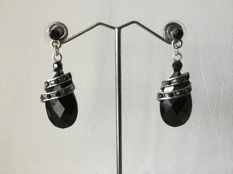 Boucles d'oreilles pendante perles ovales noires