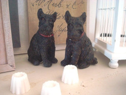 Duo de statuettes vintage chiens scottishs terrier