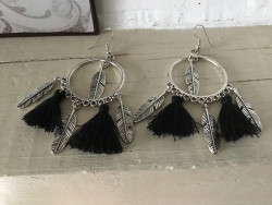 Boucles d'oreilles plumes et pompons noirs