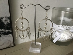 Boucles d'oreilles plumes et perles ajourées et cristal