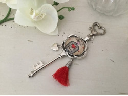 Bijou de sac vintage "Love" et pompon rouge