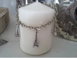 Bracelet pour femmes orné de Tours Eiffel