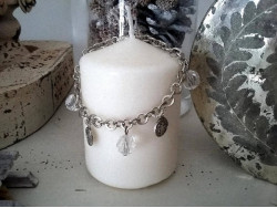 Bracelet original orné de perles et de médailles