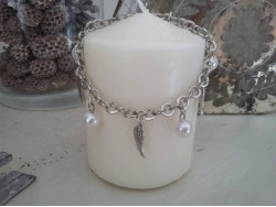Bracelet original orné de perles et d'ailes d'ange