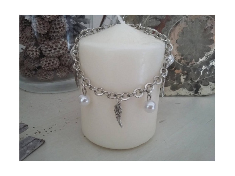 Bracelet original orné de perles et d'ailes d'ange
