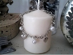 Bracelet original orné de perles et de coeurs