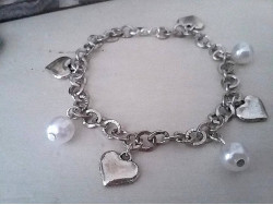 Bracelet original orné de perles et de coeurs