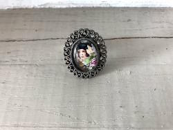 Bague réglable au motif jeune fille au papillon
